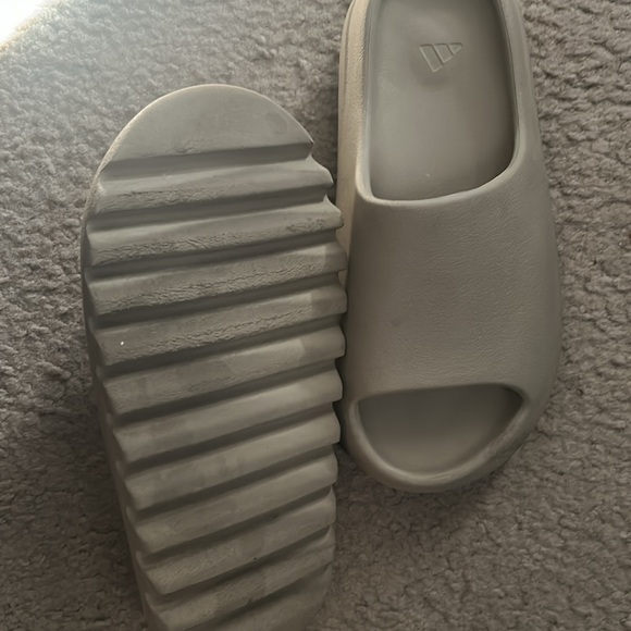 Yeezy slides - Picture 2 of 4